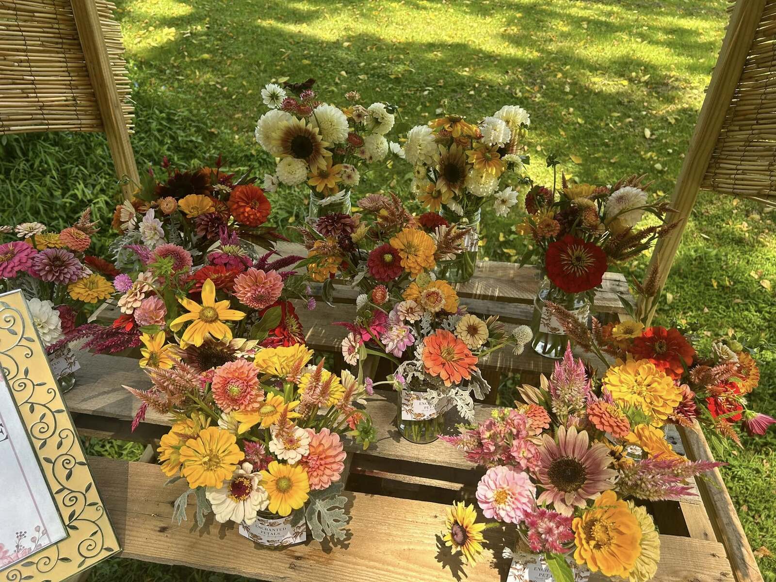 https://www.capriveraflorals.com/